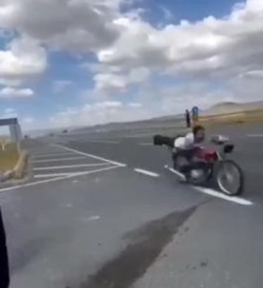 Motosikletleriyle akrobatik hareket yapan 4 sürücüye, 300 bin TL ceza