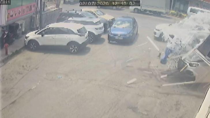 Sarıyer’de fren yerine gaza basan cip sürücüsü 5 araca çarptı; kaza kamerada