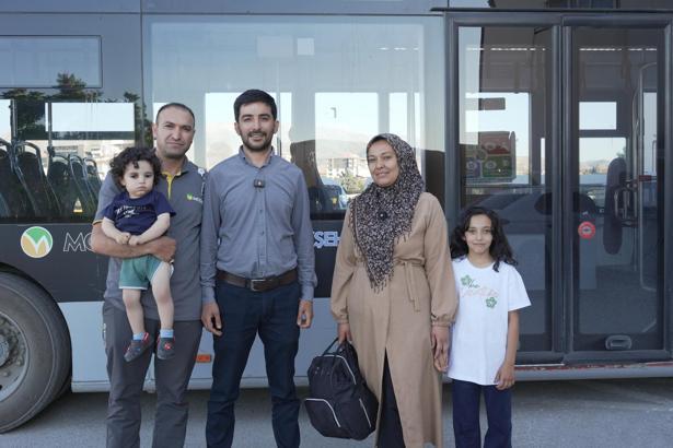 Otobüste unutulan içinde ziynet eşyası olan çantayı şoför sahibine ulaştırdı