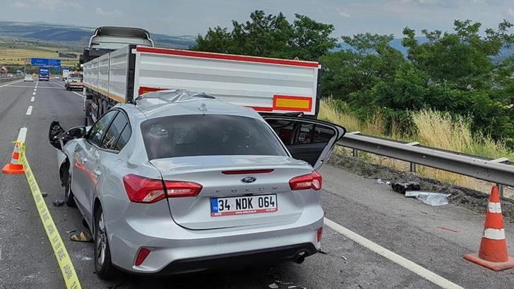 Otomobil, TIR'a arkadan çarptı: 1 ölü, 6'sı çocuk 8 yaralı