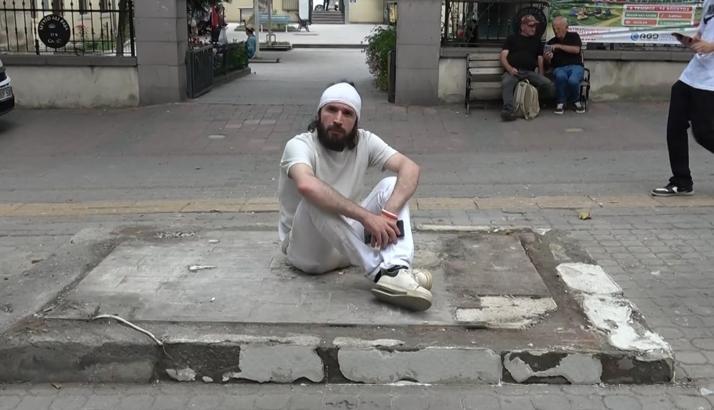 Büfesinin üzerine çıkıp kendini zincirledi (2)