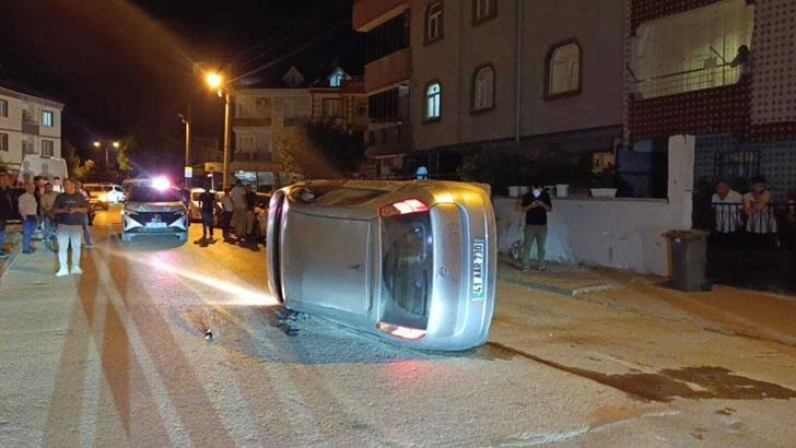 Park halindeki araca çarpıp devrilen otomobilin sürücüsü kaza yerinden kaçtı