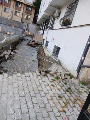 Küçükçekmece'de bina bahçesinde göçme meydana geldi; 29 kişiyi itfaiye çıkardı