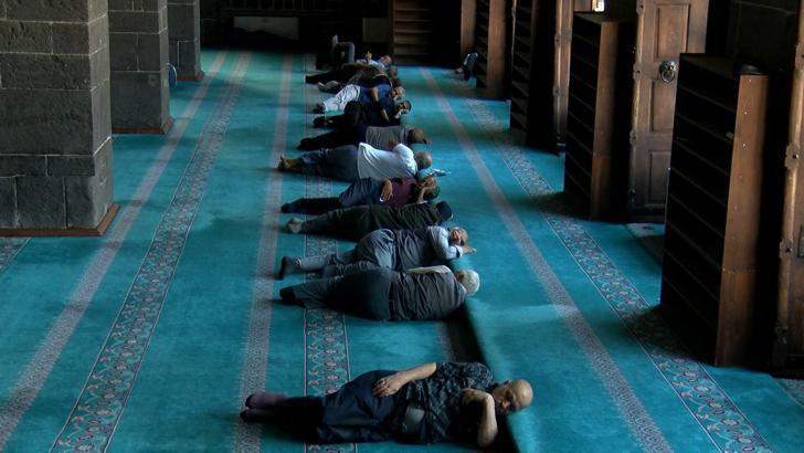 Diyarbakır'da 40 derece sıcaktan bunalanlar camilerde uyudu