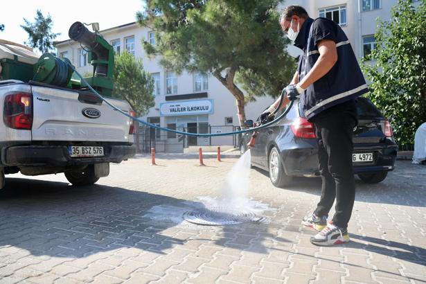 Didim'de rögarlar, yeşil alanlar ve çöp konteynerlerinde ilaçlama