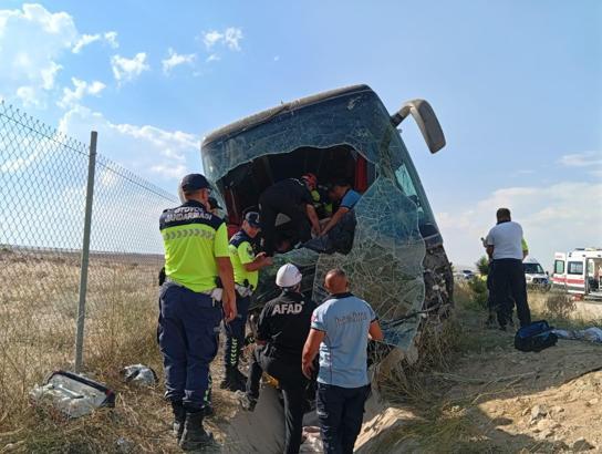Aksaray’da otobüs yoldan çıktı; yaralılar var (1)