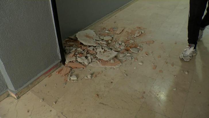 Gaziosmanpaşa'da yıkım sırasında bitişikteki iki apartmanın duvarlarında hasar oluştu; baba ve çocuğunun üzerine molozlar düştü