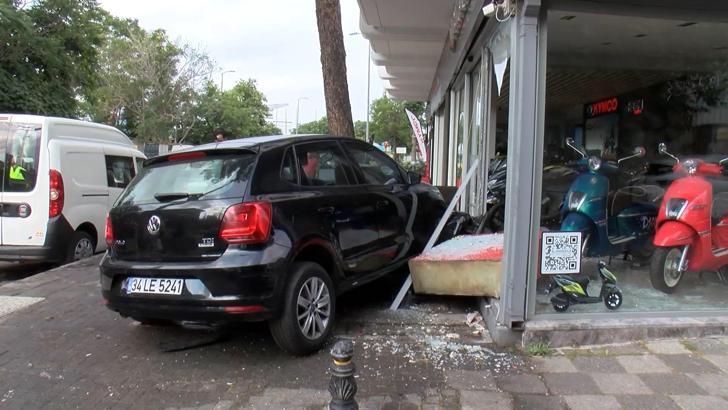 Kadıköy’de sürücüsünün direksiyon hakimiyetini kaybettiği otomobil dükkana girdi