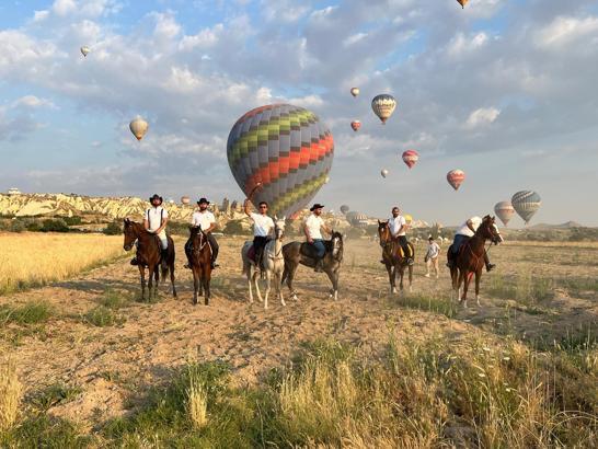 Kapadokya’da balonlar eşliğinde vadide at turu