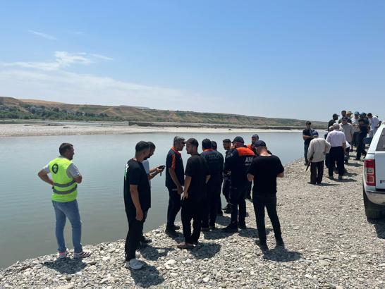Serinlemek için girdiği çayda kayboldu