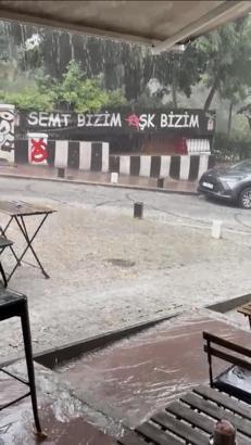 Beşiktaş’ta sağanakta saksıya tutunan kadın ile düşen motosiklet sürücüsünü çevredekiler kurtardı