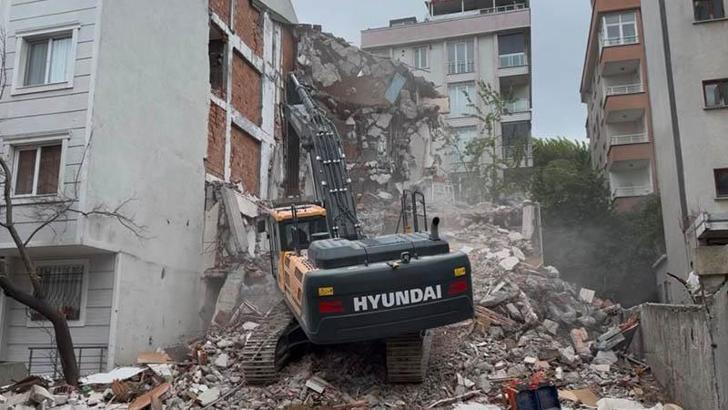 Beylikdüzü’nde kontrollü yıkım sırasında, bitişikteki binaya hasar verildi: 'Geldim, banyo yerinde yok'
