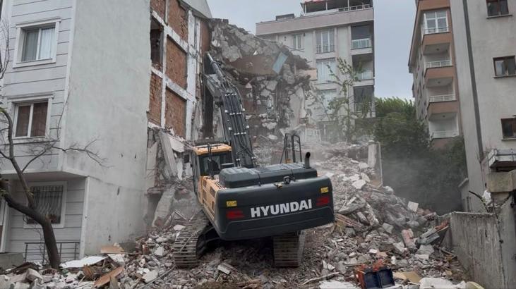 Beylikdüzü’nde kontrollü yıkım sırasında, bitişikteki binaya hasar verildi: Geldim, banyo yerinde yok