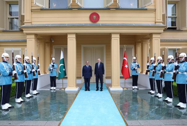 Cumhurbaşkanı Erdoğan, Pakistan Başbakanı Şahbaz Şerif ile görüştü