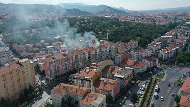 Yıldırım düşen apartmanın çatısında yangın çıktı