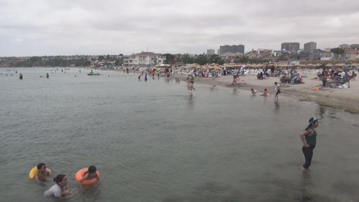 Silivri'de hafta sonu plaj yoğunluğu; rüzgara rağmen denize girdiler