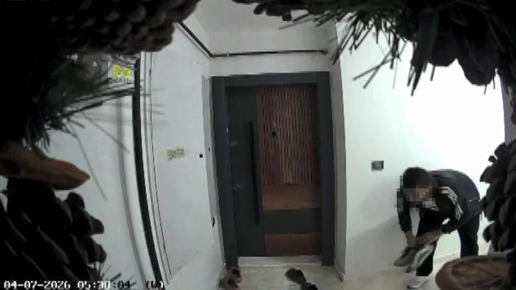 Başakşehir’de apartmandaki ayakkabı hırsızlığı kamerada