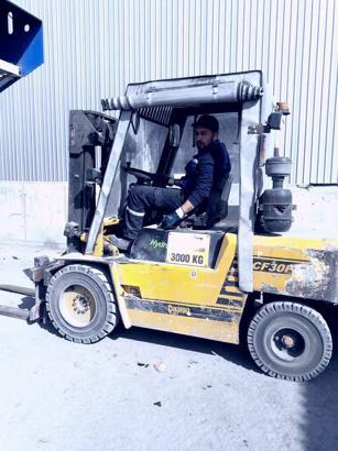 Şarampole yuvarlanan forkliftin altında kalan işçi hayatını kaybetti
