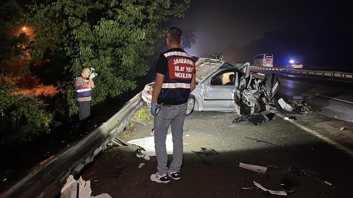 Arıza nedeniyle emniyet şeridinde duran otomobile TIR çarptı; 1 çocuk öldü, 3 yaralı