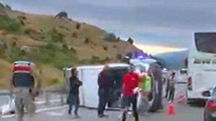 Devrilen minibüste 6'sı çocuk 16 kişi yaralandı