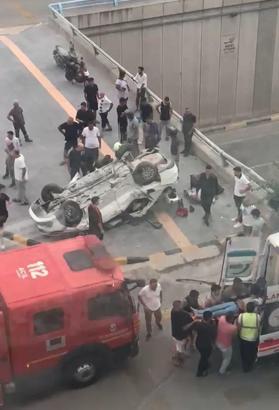 Otomobil, bariyerlere çarpıp devrildi: 2 ölü, 3 yaralı