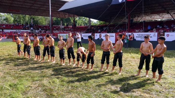 Kırkpınar’da final günü, minik boy pehlivanların güreşleriyle başladı