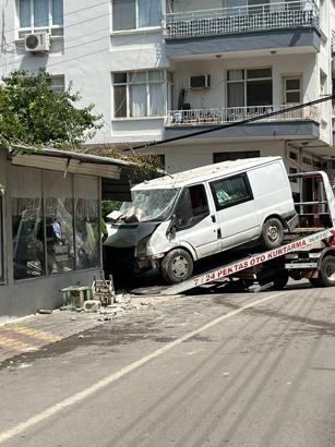 Kazaya karışan minibüs, kıraathanede oturanlara çarptı: 1 ölü, 3 yaralı