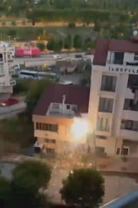 Arnavutköy'de elektrik direğinde yaşanan patlamalar paniğe neden oldu