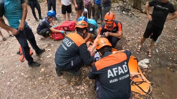 Yürüyüşte ayağı kırılan doğasever, 2 saatte kurtarıldı
