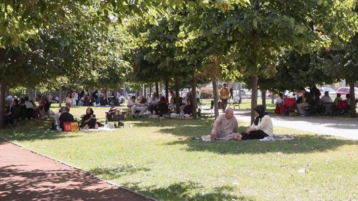 Sıcak havayı fırsat bilen İstanbullular sahillere akın etti