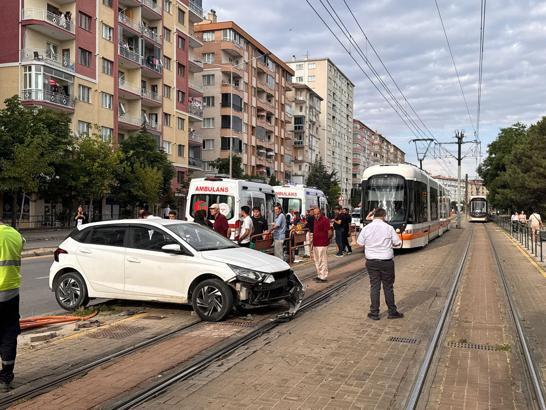 Eskişehir'de otomobil, tramvay bariyerlerine çarptı; 2 yaralı