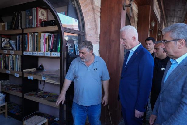 Vali Gül, su baskını yaşanan Üsküdar Sahaflar Çarşısı'nı ziyaret etti