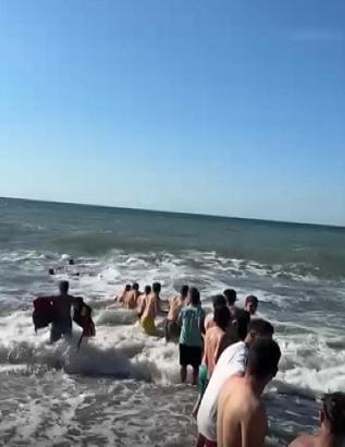 İnsan zinciri oluşturup, boğulma tehlikesi geçiren 2 kişiyi kurtardılar
