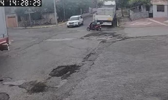 Motosiklet ile otomobilin çarpıştığı kaza kamerada: 1 yaralı