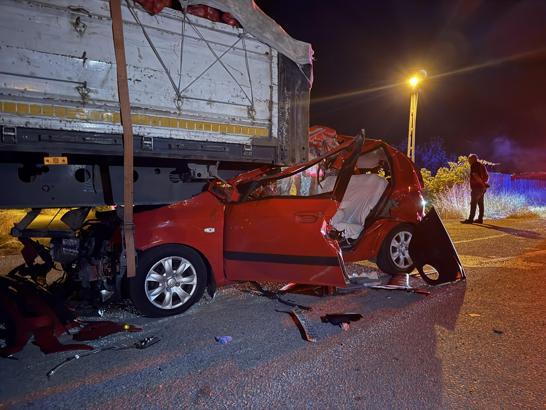 TIR'a arkadan çarpan otomobilin sürücüsü öldü