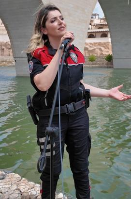 Batman polisi, Hasankeyf’in tarihi dokusu ile müziği buluşturdu