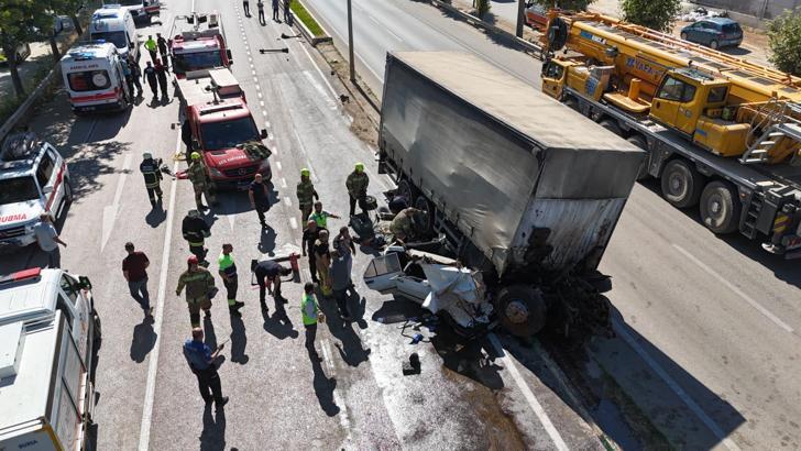Bursa'da freni boşalan kamyon, 4 araca çarptı; 2'si ağır 5 yaralı