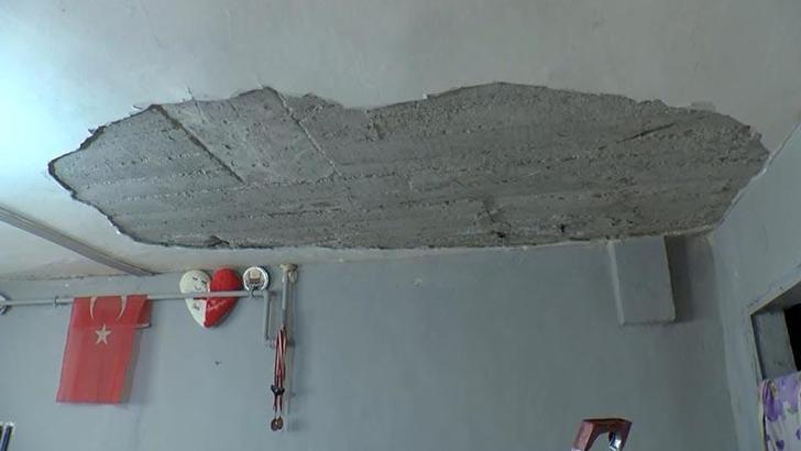 Sultangazi'de evin tavanı oyun oynayan çocuğun üzerine çöktü; iki gün sonra su bastı