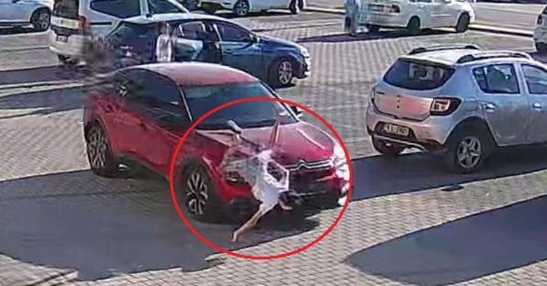 Bursa'da koşarak yola çıkan çocuğa otomobilin çarptığı kaza kamerada