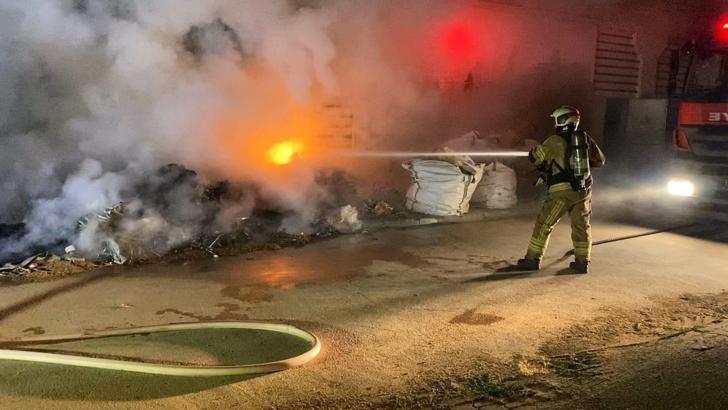 Bursa'da fabrika bahçesinde çıkan yangın büyümeden söndürüldü