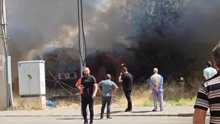 Marangoz atölyesinde çıkan yangında 2 kişi dumandan etkilendi
