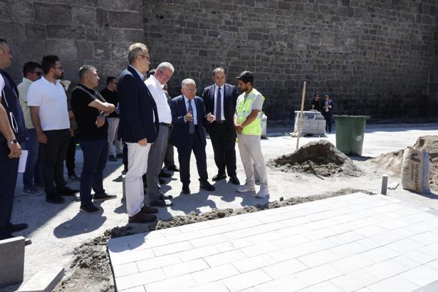 Başkan Büyükkılıç Cumhuriyet Meydanı'nda yenileme çalışmalarını inceledi