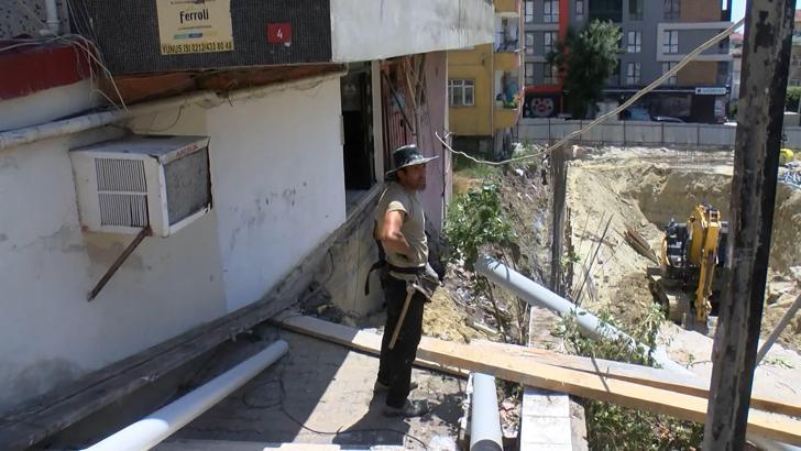 Küçükçekmece'de inşaat çalışması sırasında bitişikteki binanın merdiveni çöktü; dairelerde mahsur kaldılar