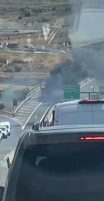 Başakşehir'de mobilya malzemesi yüklü kamyonet alev alev yandı
