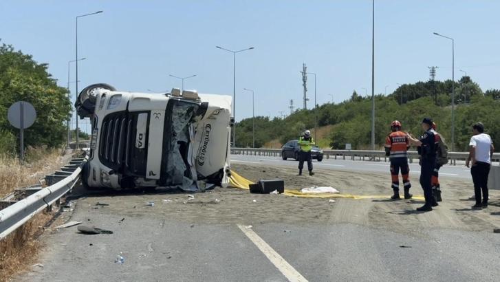 Arnavutköy'de servis minibüsüne çarpan hafriyat kamyonu devrildi