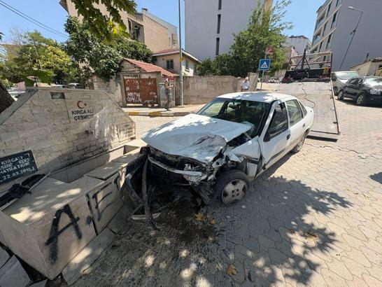 Park halindeki araçlar ile elektrik trafosu ve çeşmeye çarpan otomobilin sürücüsü yaralandı