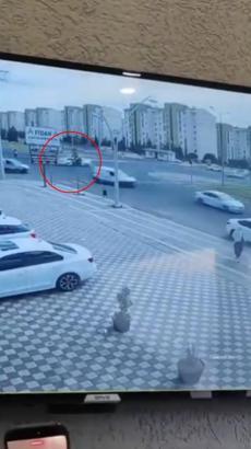 Diyarbakır’da iki otomobilin çarpıştığı kaza kamerada; 2 yaralı