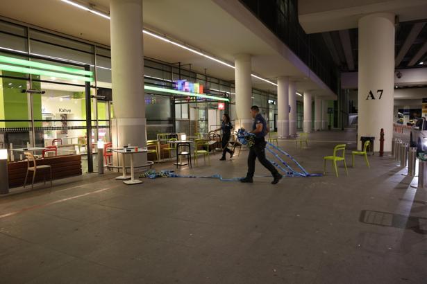 İzmir'de havalimanında polise bıçaklı saldırı; 4 yaralı