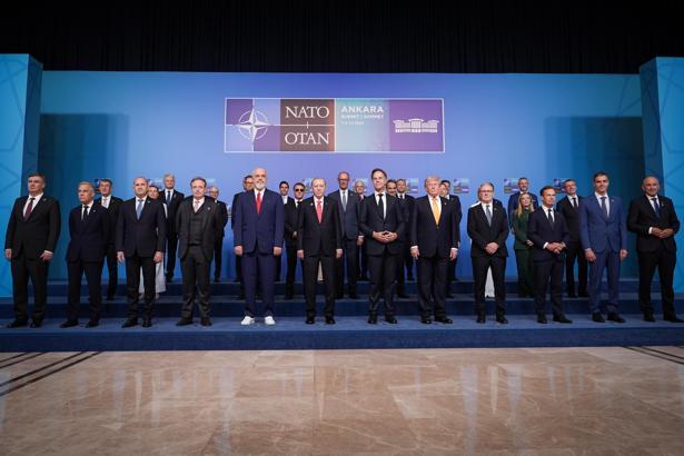 NATO Zirvesi'nde aile fotoğrafı çekildi