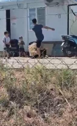 Elinde bıçakla yere yatırdığı eşini dövdü